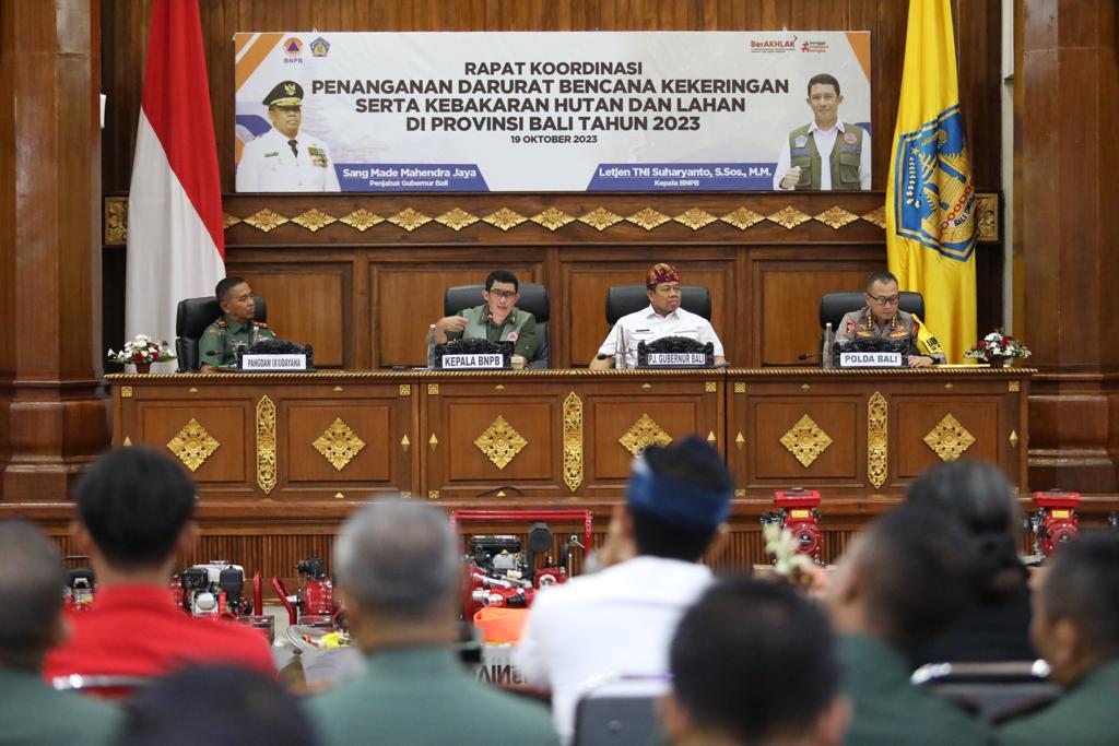 Kepala BNPB Letjen TNI Suharyanto S.Sos., M.M., (dua kiri) memberikan arahan dalam Rapat Koordinasi Penanganan Darurat Bencana Kekeringan Serta Kebakaran Hutan dan Lahan di Provinsi Bali yang digelar di Kantor Gubernur Bali, Kota Denpasar, Bali, Kamis (19/10).